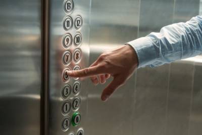 В Петербурге жителей первых этажей в обход Кодекса освободили от платы за лифт