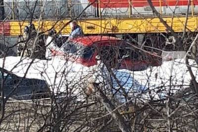 Автоледи на Suzuki попала под товарный поезд в Казани