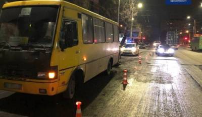 Маршрутка с людьми попала в аварию в Одессе, фото: "Притормозила возле остановки"