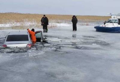 Рядом с деревней Дубно трое мужчин на машине провалились под лед Ладожского озера