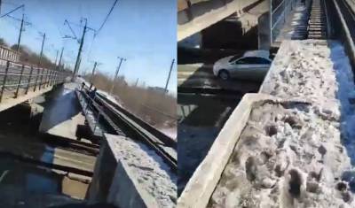 Около Тюмени дети кидают в машины с железнодорожного моста снег и лед