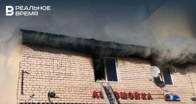 В Казани загорелось здание автомойки