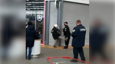 Киевский полицейский избил настырную покупательницу из-за маски. Видео