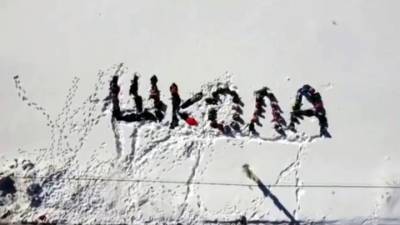 Видео из Сети. В Татарстане дети встали на колени с просьбой построить им школу