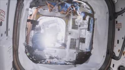 Утечка продолжается: космонавт проверил модуль "Звезда" бумажками