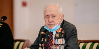 В Москве 96-летний ветеран привился от коронавируса и призвал последовать его примеру
