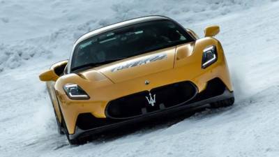 Суперкар Maserati MC20 испытали в роли «снегохода»