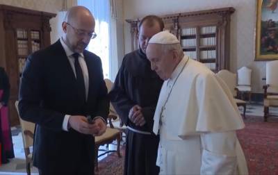 Шмыгаль подарил Папе Римскому символ Голодомора