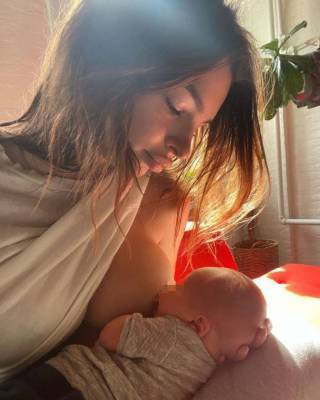 Эмили Ратаковски кормит своего 2-недельного малыша грудью и рассуждает о будущем