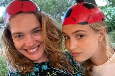 Наталья Водянова и Джастин Портман поздравили дочь Неву с 15-летием и поделились архивными снимками в соцсетях