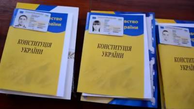 Від 10 до 100 тисяч гривень: скільки юні українці зможуть отримати через "економічний" паспорт