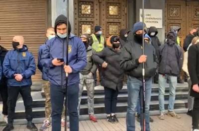 Нацкорпус из-за Медведчука устроил акцию протеста у Офиса генпрокурора. ВИДЕО