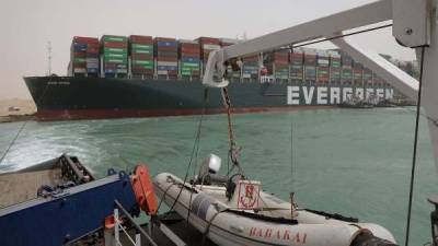 Канал закрыт: крупнейшая в мире судоходная пробка остаётся неприступной