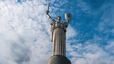 Националисты хотят демонтировать герб СССР с памятника «Родина-Мать» в Киеве