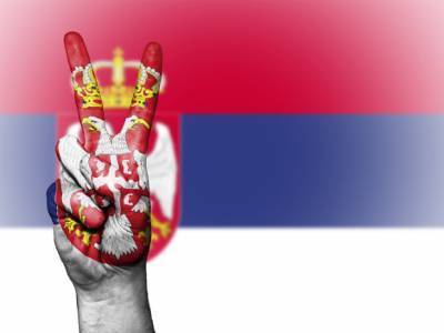 Без тестов и изоляции: Сербия открывает границы для привившихся от коронавируса