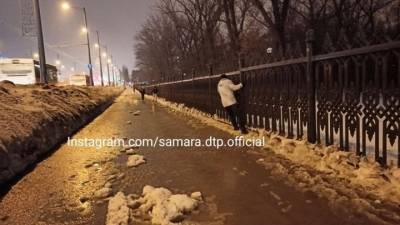 Самарский "человек-паук": люди карабкаются по заборам из-за тающего снега