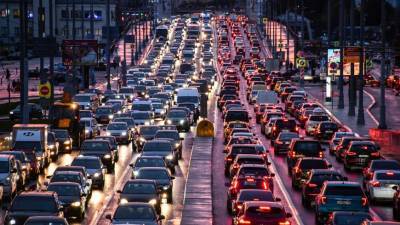 Число машин на дорогах Москвы приблизилось к доковидным значениям