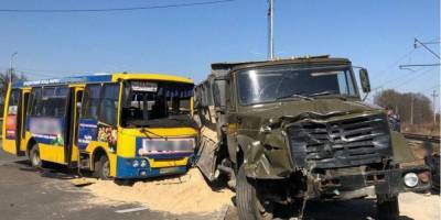 Появилось видео аварии грузовика и маршрутки в Луцке, в результате которой пострадали восемь человек