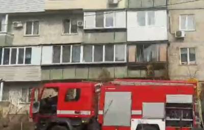 В Киеве огнем охватило многоэтажку: на место срочно съехались спасатели, скорая и полиция