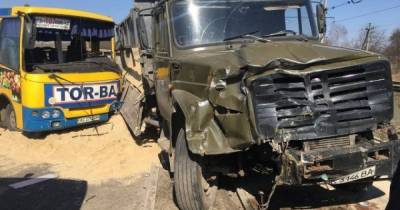 Водитель маршрутки не пропустил грузовик: видео аварии в Луцке зафиксировали камеры наблюдения