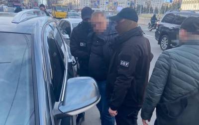 В Киеве на взятке в $16 тысяч задержали двух человек