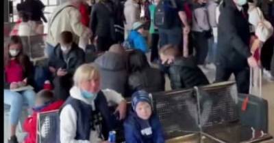 Сотни украинцев, вернувшихся из-за границы, застряли в аэропорту в Харькове