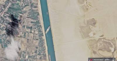 "Роскосмос" показал фото застрявшего посреди Суэцкого канала гигантского контейнеровоза