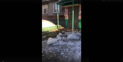 Рухнувшая с крыши льдина в Дзержинске чудом не задела ребенка