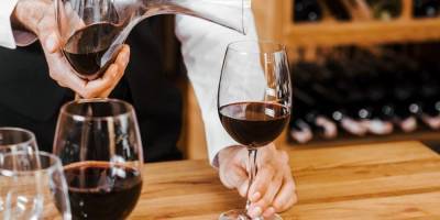 «Классное вино за разумные деньги». Почему вина бывают дорогими и какое вино — действительно роскошь — эксперт