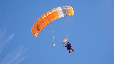 Курсанты НВВКУ из зарубежных стран впервые совершили прыжки с парашютом