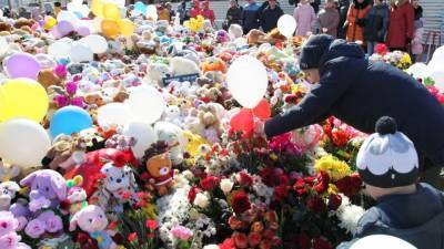 Кемеровчане возложили цветы к памятному камню на месте ТЦ "Зимняя вишня"