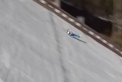 Норвежский прыгун с трамплина упал и потерял сознание на этапе КМ