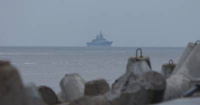 Два корабля Балтфлота застряли в Суэцком канале из-за севшего на мель контейнеровоза