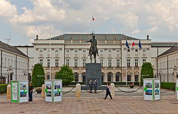На Президентском дворце в Варшаве появились изображения Анжелики Борис и Анджея Почобута