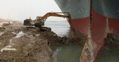 Заблокировавшее Суэцкий канал судно по-прежнему остается на мели (фото)