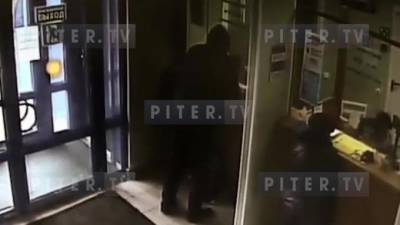 На проспекте Испытателей грабитель ворвался в офис Петроэлектросбыта - piter.tv - р-н Приморский