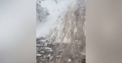 Эффектный сход "мокрой" лавины в Сочи попал на видео