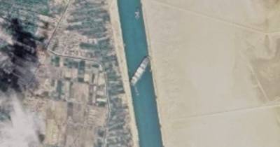 Как выглядит из космоса контейнеровоз, перекрывший движение в Суэцком канале: фото