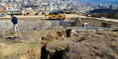 В Тбилиси – угроза схождения оползня, может накрыть целый район