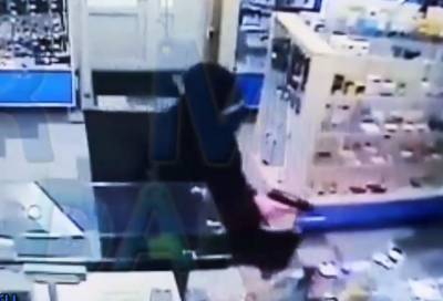 Вооружённый грабитель сбежал после того, как на него наорали в петербургском магазине