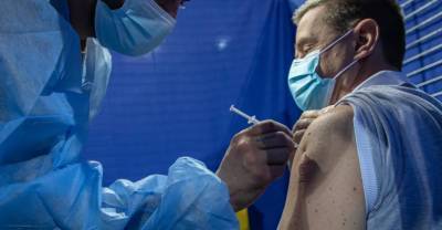 Зеленский снял с производителей вакцин ответственность за последствия прививки