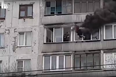 В соцсетях появилось кадры спасения горящего подростка с балкона 8 этажа в Новосибирске