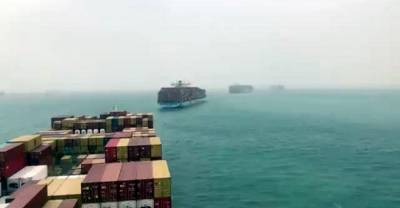 Владелец застрявшего посреди Суэцкого канала гигантского контейнеровоза извинился за пробку
