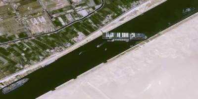 СМИ: Авария в Суэцком канале резко повысила цены на морские перевозки