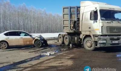 На трассе в Башкирии легковушка влетела в грузовик, есть пострадавшие