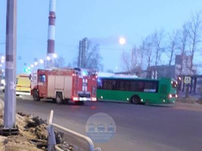 В Челябинске пассажирский автобус столкнулся с легковушкой. Есть пострадавший