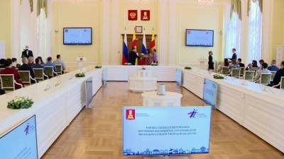 Скоро новоселье: в Тверской области вручили сертификаты на жилье молодым семьям