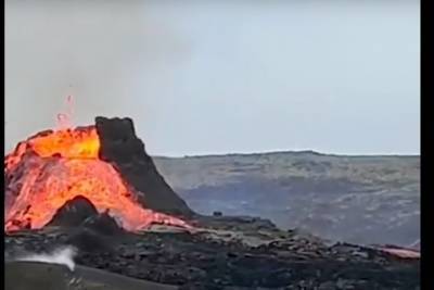 Сфотографировано северное сияние на фоне извергающегося вулкана в Исландии