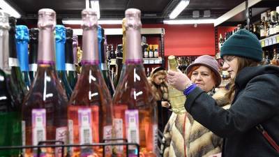 В России предложили запретить продажу алкоголя посетителям с детьми