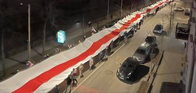 Фотофакт. По Вильнюсу пронесли огромный бчб-флаг